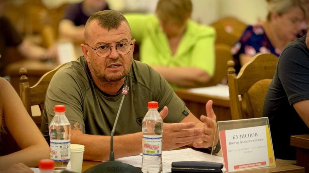 Ілюстрація до публікації «Є такий собі колишній мусор Вітя Кузнєцов, якого вигнали з Одеської мерії через схеми з тендерами для Сил оборони Віктор Кузнєцов був керівником маленької армії Гени Труханова…»