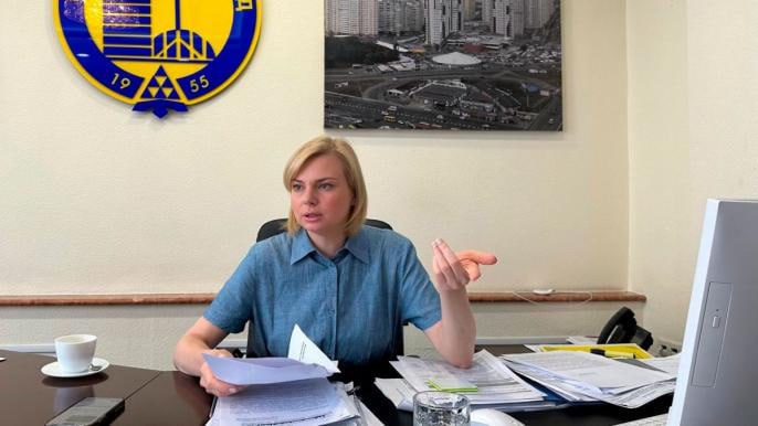 Ілюстрація до публікації «В.о. голови правління ХК "Київміськбуд" та новий президент компанії Світлана Самсонова оформила на пенсіонерку дві квартири та авто в Києві.»