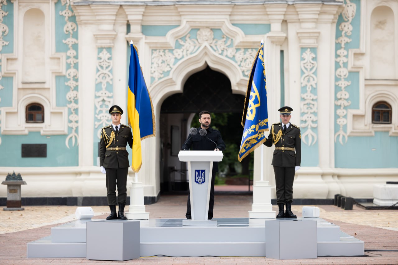 Ілюстрація до публікації «Наші люди пишуть сторінки історії та наповнюють сторінки Конституції життям – своїм прикладом, своїми справами й подвигами.»