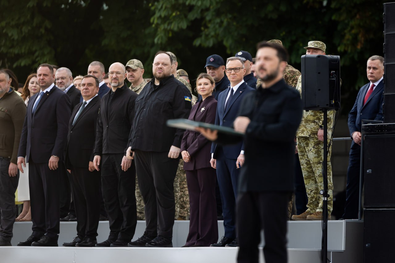 Ілюстрація до публікації «Наші люди пишуть сторінки історії та наповнюють сторінки Конституції життям – своїм прикладом, своїми справами й подвигами.»