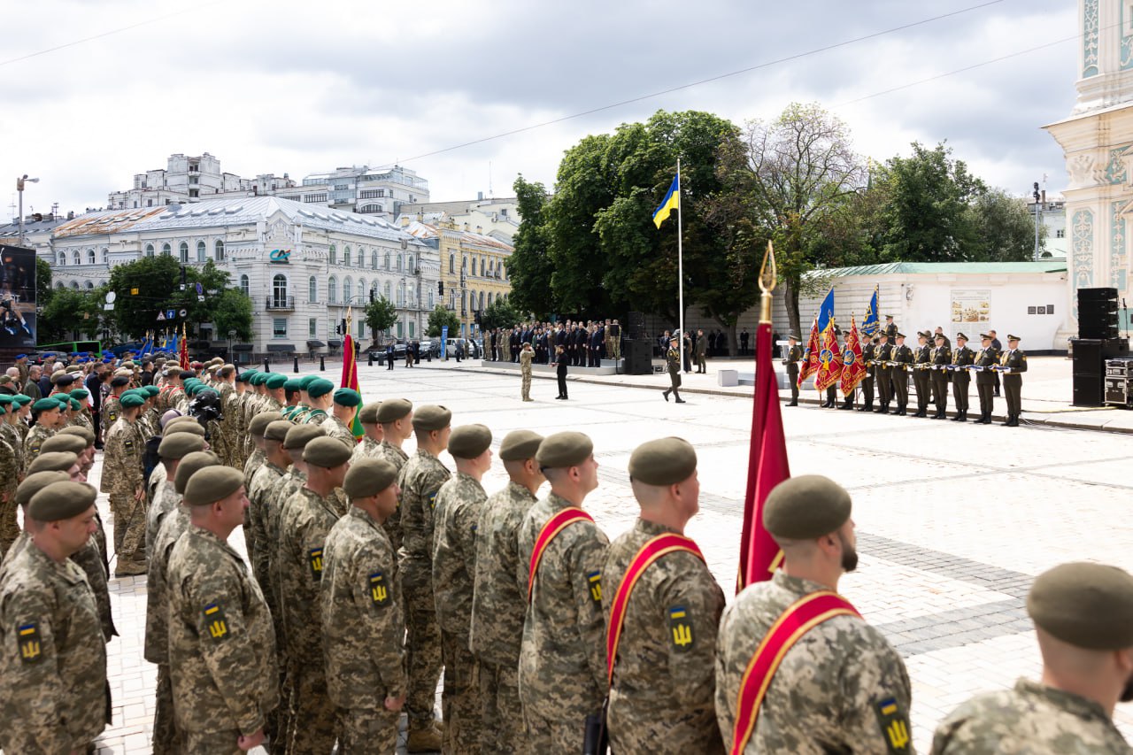 Ілюстрація до публікації «Наші люди пишуть сторінки історії та наповнюють сторінки Конституції життям – своїм прикладом, своїми справами й подвигами.»
