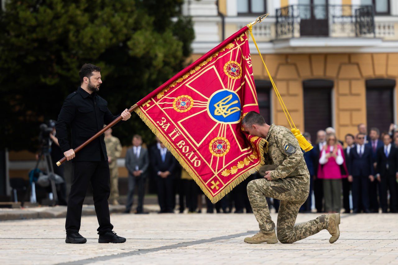 Ілюстрація до публікації «Наші люди пишуть сторінки історії та наповнюють сторінки Конституції життям – своїм прикладом, своїми справами й подвигами.»