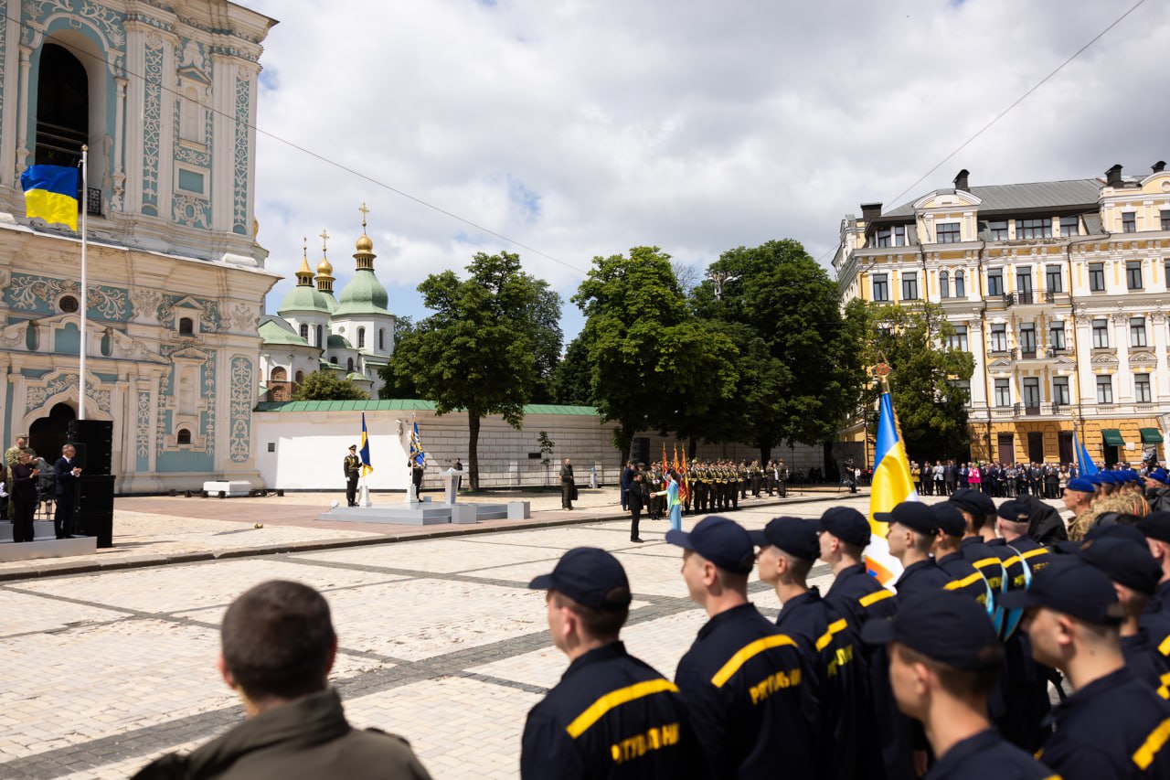Ілюстрація до публікації «Наші люди пишуть сторінки історії та наповнюють сторінки Конституції життям – своїм прикладом, своїми справами й подвигами.»