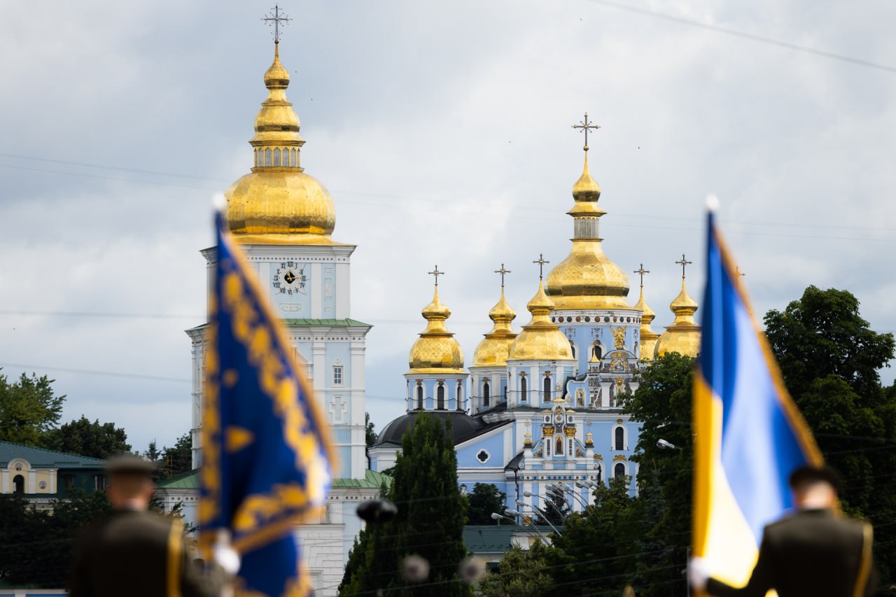 Ілюстрація до публікації «Наші люди пишуть сторінки історії та наповнюють сторінки Конституції життям – своїм прикладом, своїми справами й подвигами.»