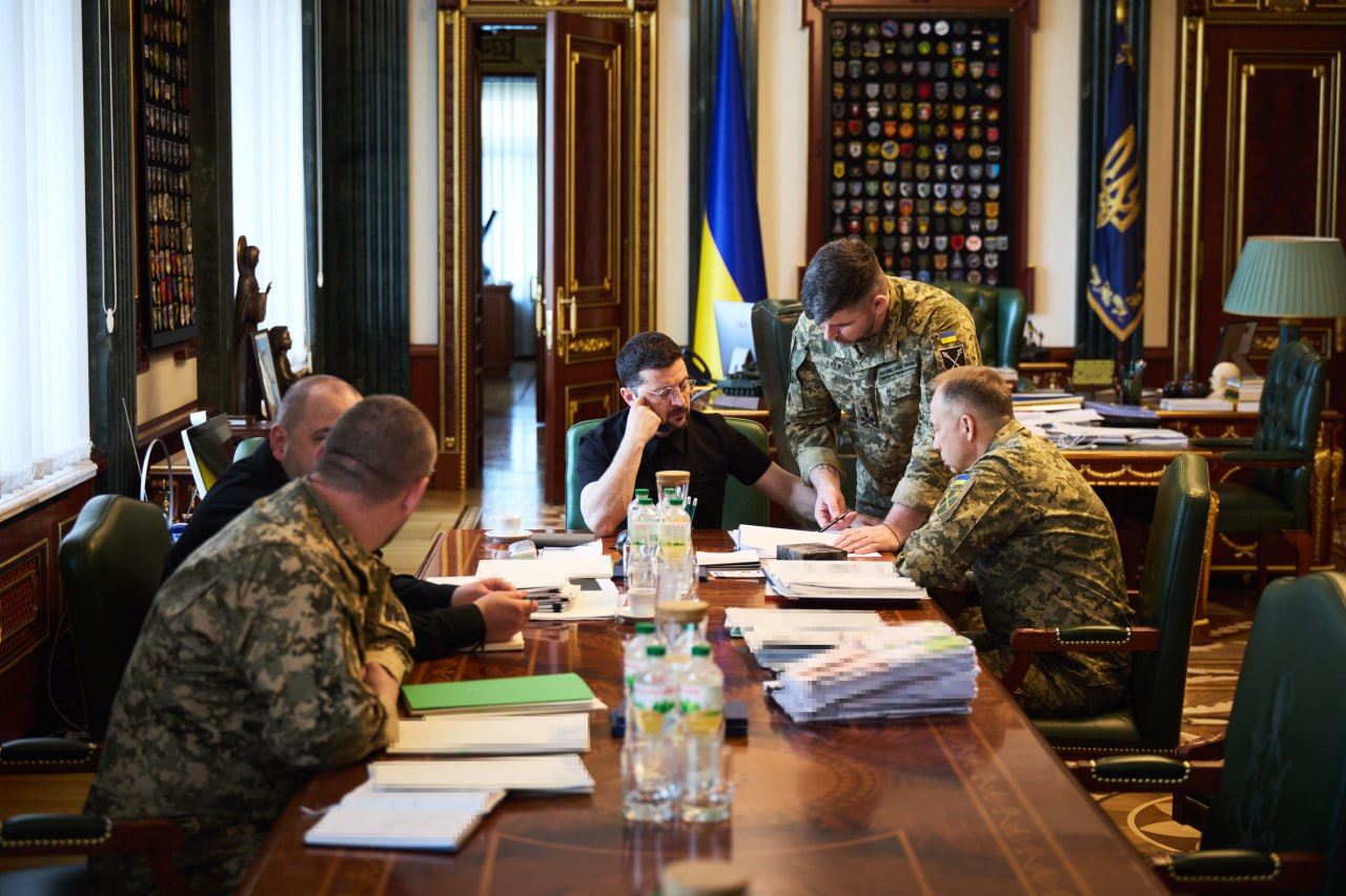 Ілюстрація до публікації «Провів нараду з військовими та міністром оборони. Детально щодо всіх ключових питань.»