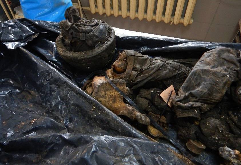 Ілюстрація до публікації «Під час нещодавніх процедур репатріації тіл загиблих наші експерти виявили два тіла, на яких збереглися особисті військові жетони збройних сил російської федерації.»