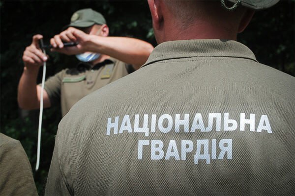 Ілюстрація до публікації «Власники київської фірми ТОВ «Шеврон-Київ» Руслана Смольякова та Дмитро Немцев підозрюються у привласненні 28,7 млн грн з оборонного контракту на закупівлю одягу для Національної…»