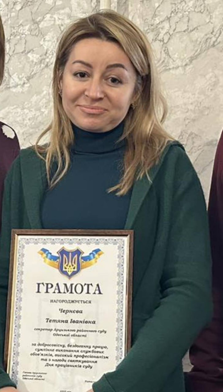 Ілюстрація до публікації «Типова секретутка суду на Одещині тупо набрехала в декларації про вартість авто чоловіка і працює собі далі»