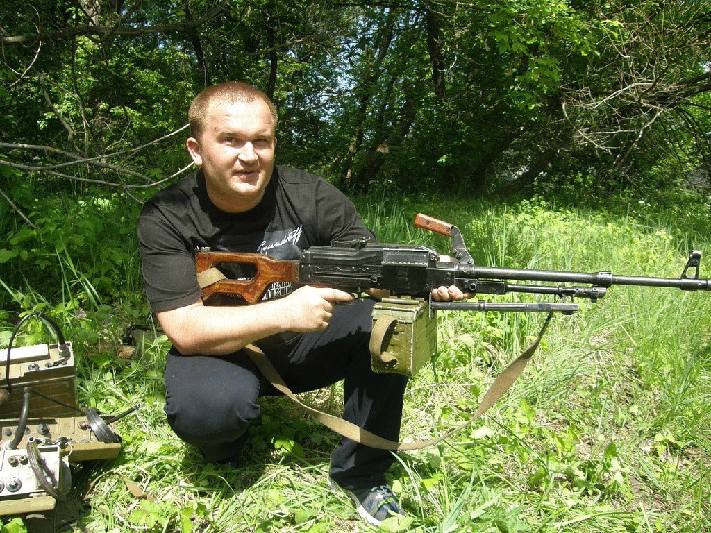 Ілюстрація до публікації «Ото цей тип - військком отримає подарунки від батька, скуповує крипту та має 55к доларів готівкою.»