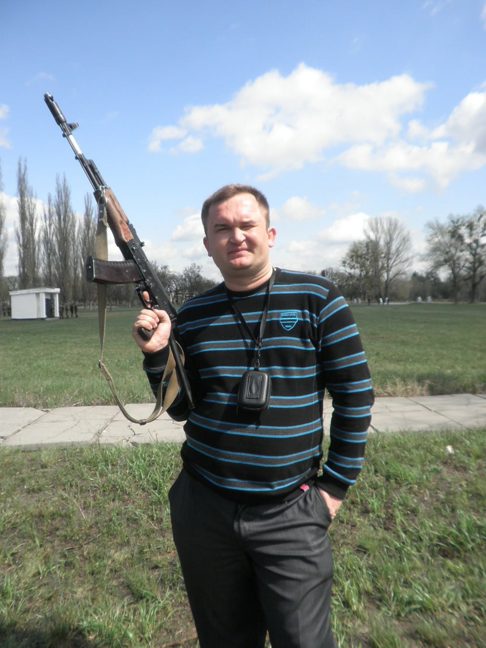 Ілюстрація до публікації «Ото цей тип - військком отримає подарунки від батька, скуповує крипту та має 55к доларів готівкою.»