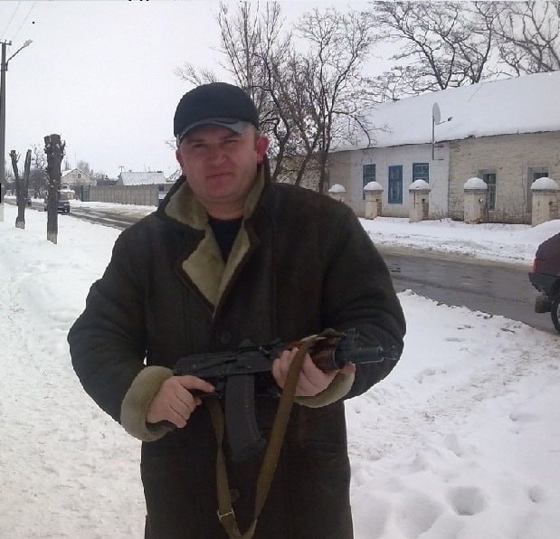 Ілюстрація до публікації «Ото цей тип - військком отримає подарунки від батька, скуповує крипту та має 55к доларів готівкою.»