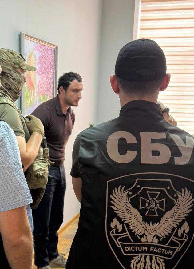 Ілюстрація до публікації «Заступник директора департаменту міжнародної взаємодії Державної митної служби Володимир Майструк, затриманий СБУ на продажі посвідок від громадської організації, має проблеми з…»