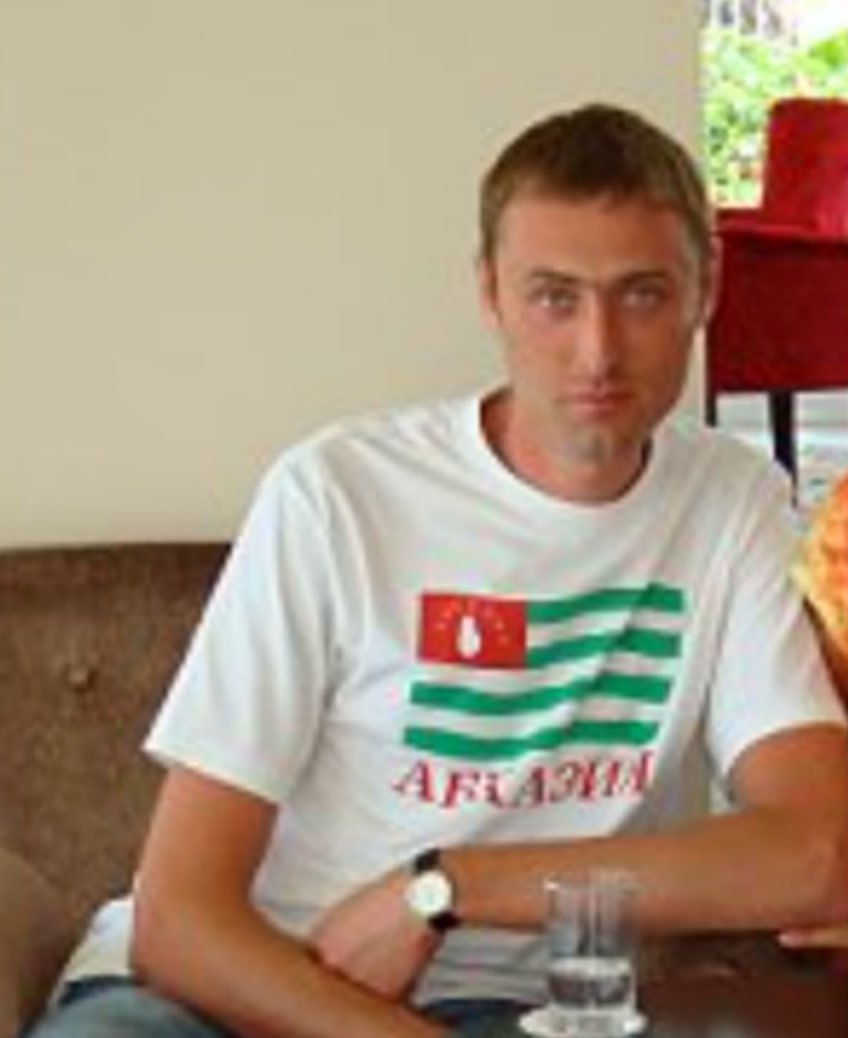 Ілюстрація до публікації «Посадовець НАБУ, а тоді начальник відділу Луганської обласної прокуратури Юпатін Микола Олександрович фотографується у футболці з прапором Абхазії.»