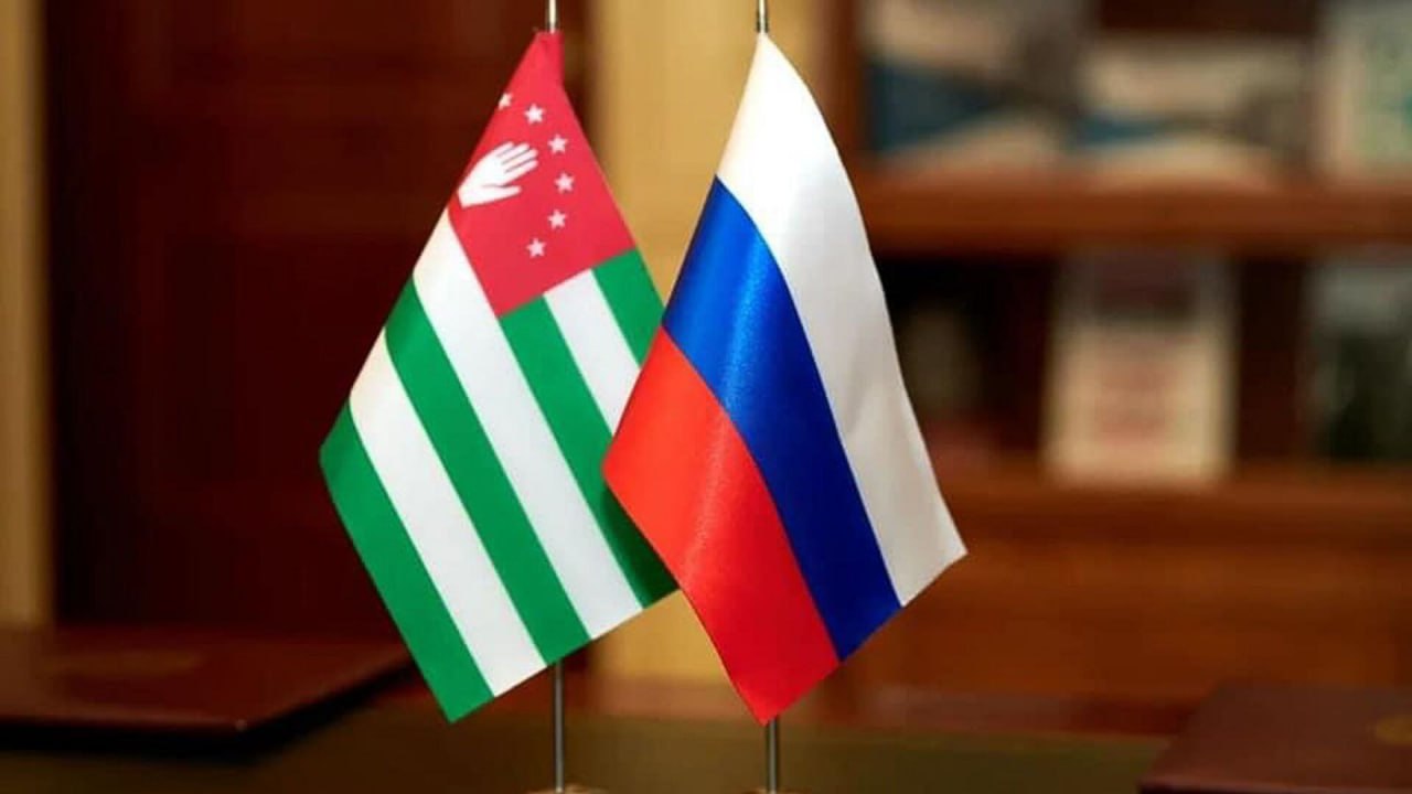 Ілюстрація до публікації «Посадовець НАБУ, а тоді начальник відділу Луганської обласної прокуратури Юпатін Микола Олександрович фотографується у футболці з прапором Абхазії.»