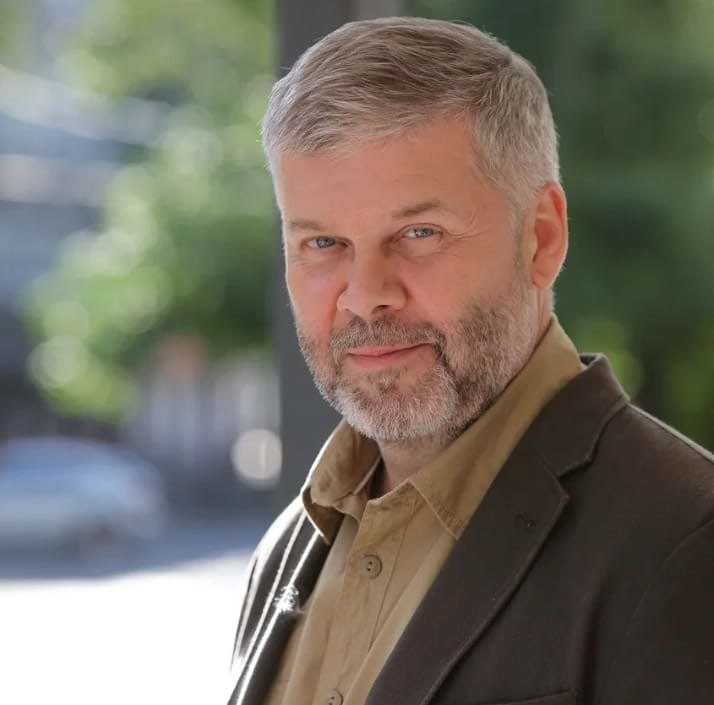 Ілюстрація до публікації «Кращій друг родини прокурора Кіровоградщини Яна Стрелюка — расіянський актор Сергій Бондарчук (третій) з Ярославля.»