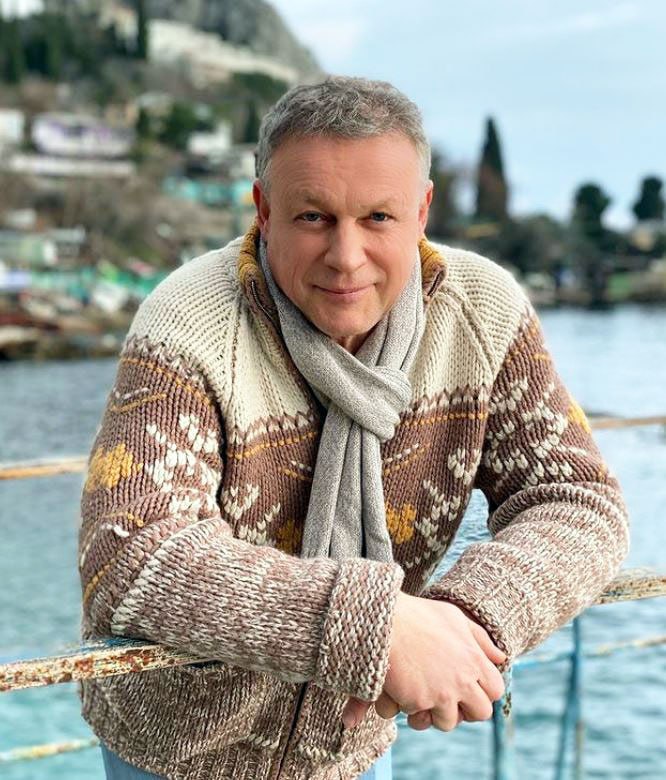 Ілюстрація до публікації «Кращій друг родини прокурора Кіровоградщини Яна Стрелюка — расіянський актор Сергій Бондарчук (третій) з Ярославля.»