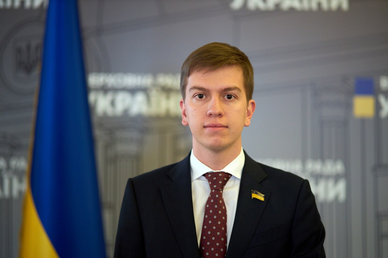 Ілюстрація до публікації «Нардеп Артем Кунаєв, колишній топменеджер «Мотор Січі», орендує за бюджетні кошти квартиру в елітному ЖК на Печерську, що належить його батькові.»