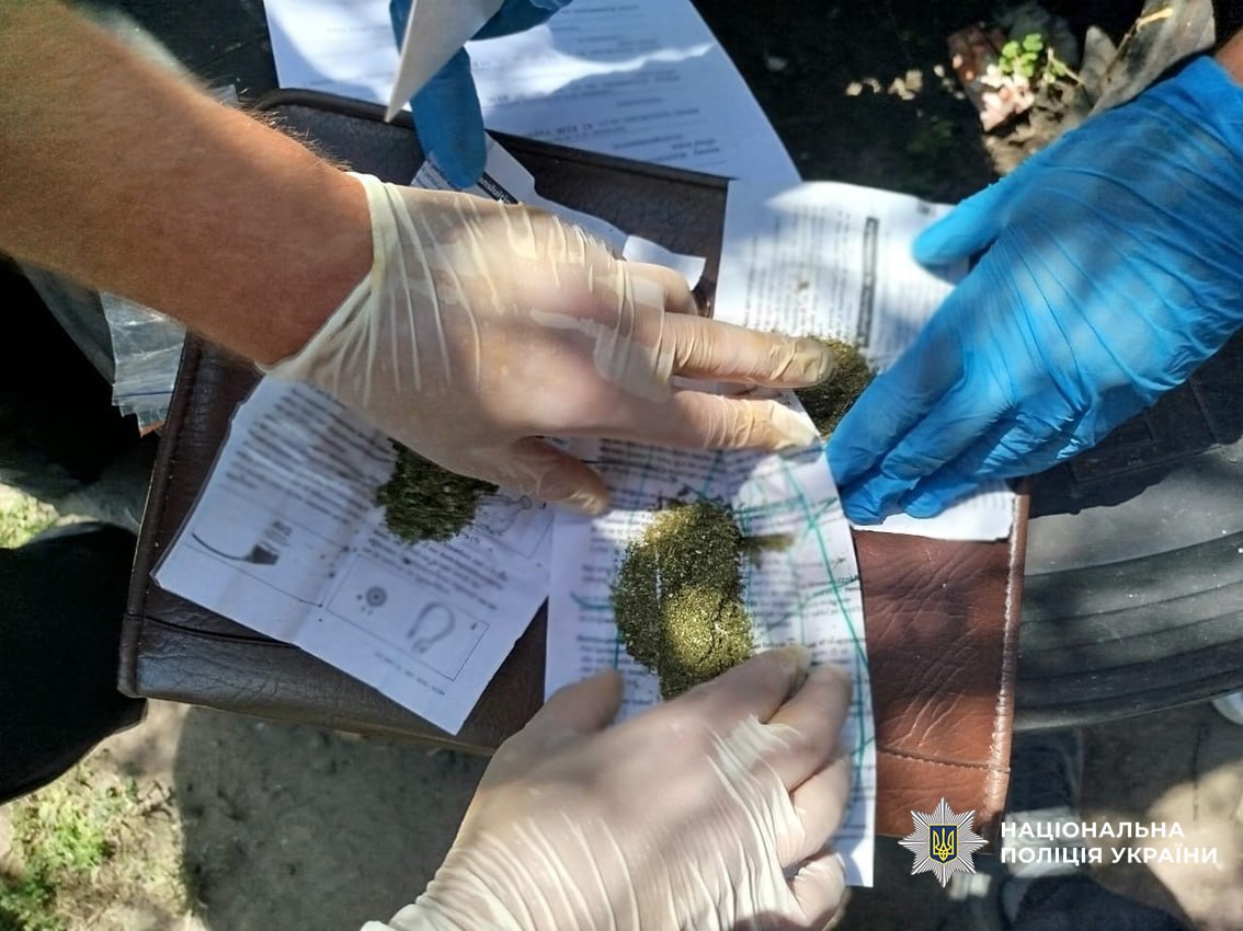 Ілюстрація до публікації «Справа до суду не дійде: поліція затримала сина мера міста Прилуки за продаж наркотиків»