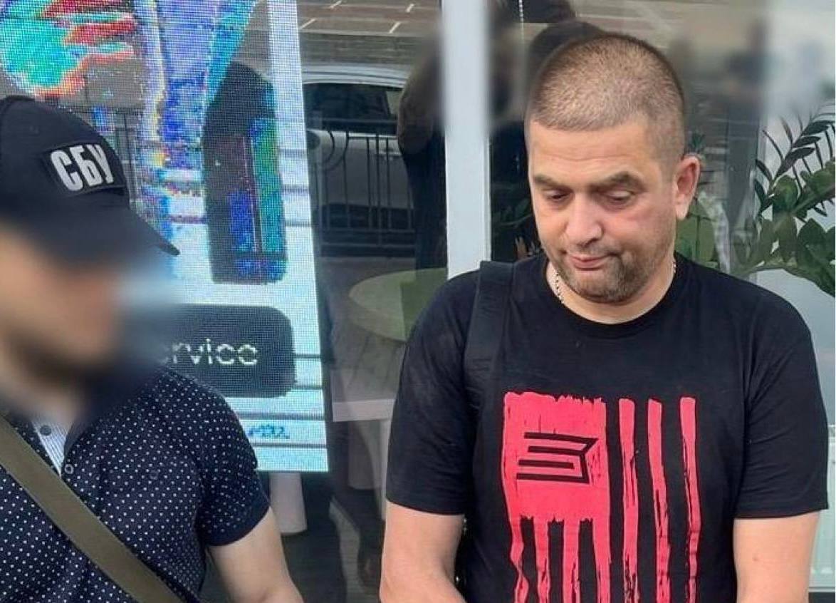 Ілюстрація до публікації «СБУ взяли під час отримання хабара 25 тис. доларів колишню начальницю управління туризму КМДА Марину Радову та директора КП «Бессарабський ринок» Миколу Ковальчука.»
