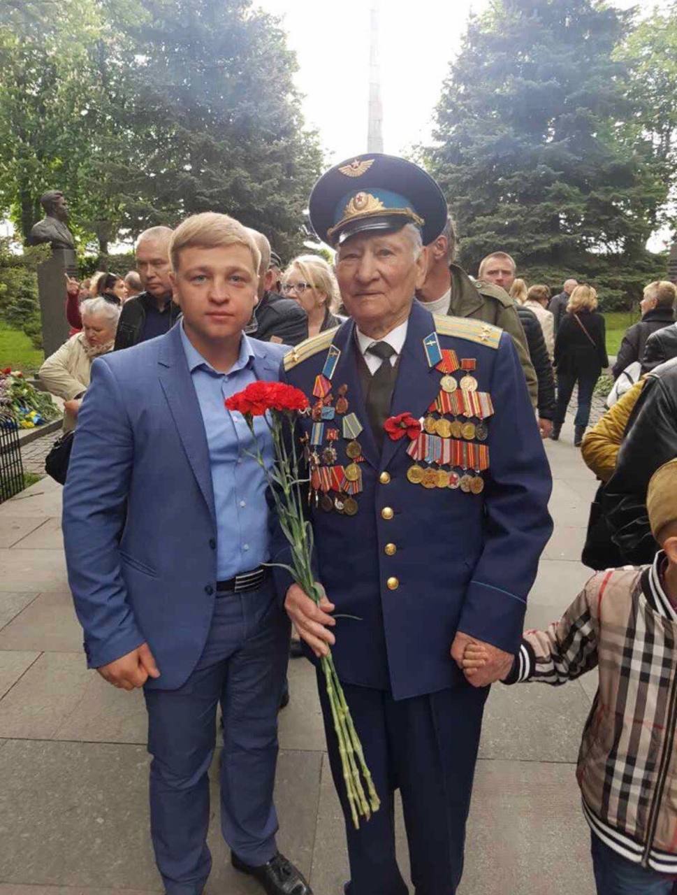 Ілюстрація до публікації «Щури Міноборони: Олександр Геращенко, який до повномасштабної війни бігав по парадам на 9-е травня, а зараз створив громадську організацію “Центр протидії рейдерству та корупції”…»