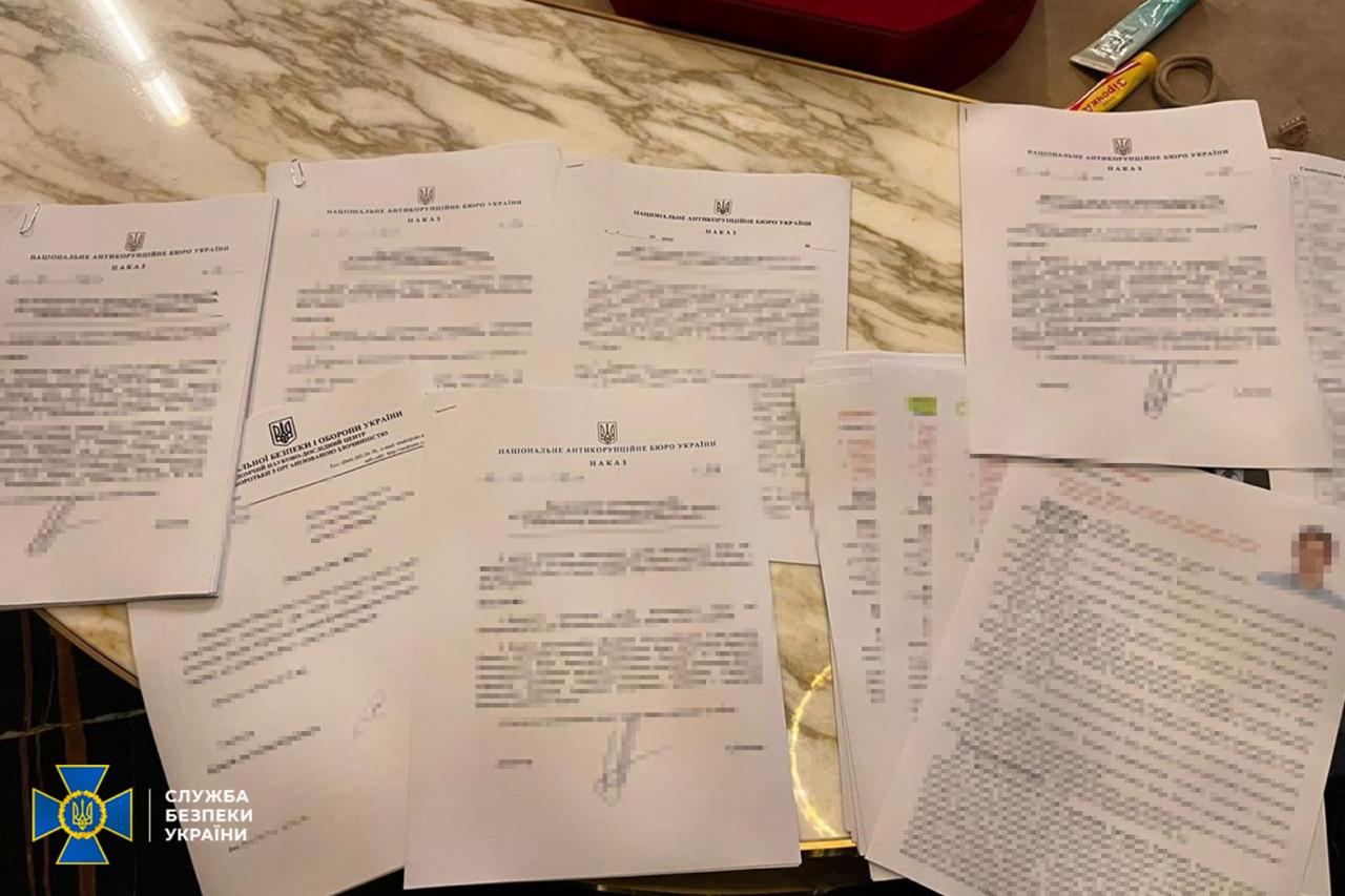 Ілюстрація до публікації «СБУ та ОГП викрили нові факти витоку інформації з обмеженим доступом в НАБУ: під час обшуків за місцем проживання нардепа ОПЗЖ виявлено матеріали негласних слідчих дій та анкети…»