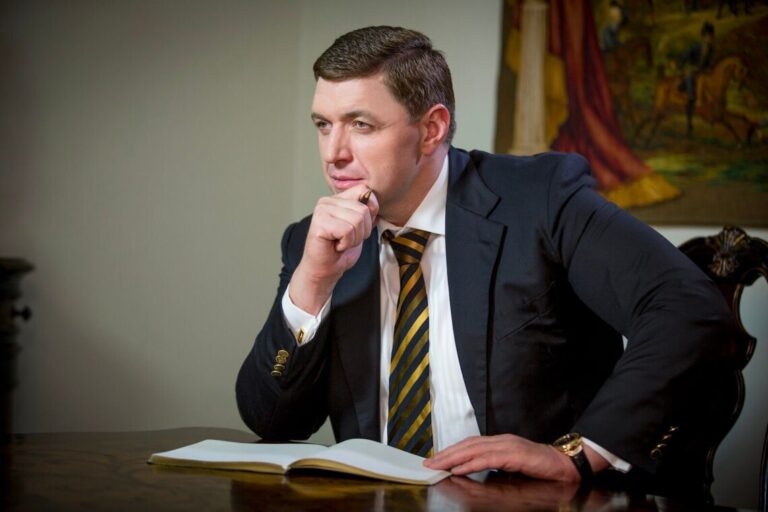 Ілюстрація до публікації «ВАКС розгляне справу за обвинуваченням екснардепа Олександра Дубовий та ексдепутата Одеської обласної ради Олега Бабенко, ексдепутата Кілійської райради Анатолію Коломієць та…»