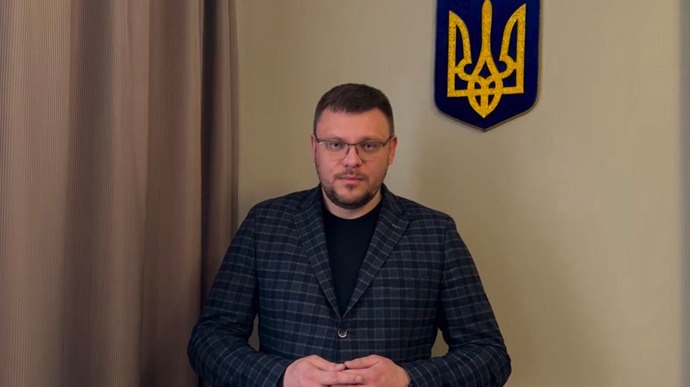 Ілюстрація до публікації «Директор НАБУ Семен Кривонос немає ніяких грошових збережень чи накопичень і під час війни переїхав з сімʼєю безплатно жити на чужу дачу під Київ.»