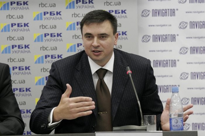 Ілюстрація до публікації «Група компаній "Навігатор" та інші з оточення Георгія Чернявського заробляють мільйони на постачанні неякісних ноутбуків по вдвічі завищеним цінам для навчальних закладів.»