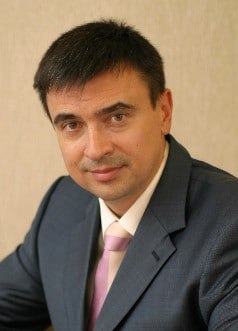 Ілюстрація до публікації «Ось ми з закупівель парашних кітайських ноутбуків з лого Impression прийшли до корумпованого нардепа Бондаря, який наразі підозрюваний разом із ексСБУшником Артемом Шило у справі…»