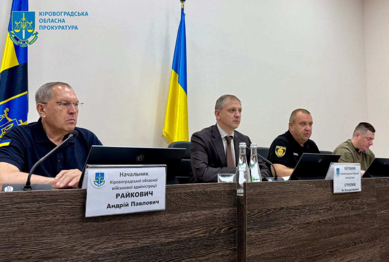 Ілюстрація до публікації «Відомий бізнесмен, ексмер Кропивницького Райкович, вас не коробить сидіти поряд з рейдером-керівником обласної прокуратури Яном Стрелюком?»