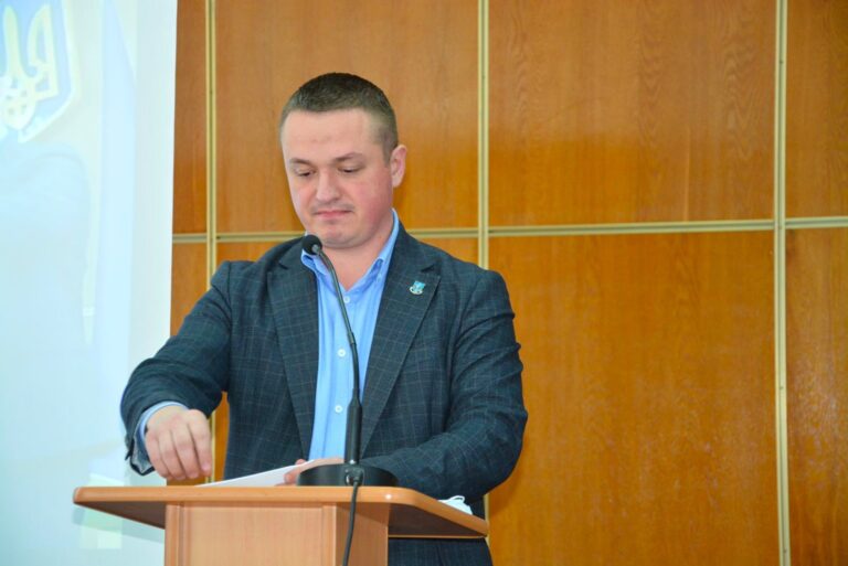 Ілюстрація до публікації «УПІЙМАЛИ ПАЦЮКА: Керівника Тульчин окружної прокуратури на Вінниччині Пилипа Хоменко затримали на вимаганні 4000$ хабаря. Гроші він отримав від директора одного з…»