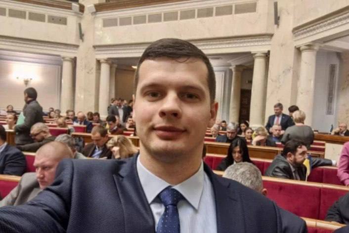 Ілюстрація до публікації «Нардеп від «Слуги Народу» Анатолій Костюх та один із його помічників можуть бути причетні до найбільшої мережі збуту та виробництва нелегальних електронних сигарет UVAPE, у яких…»