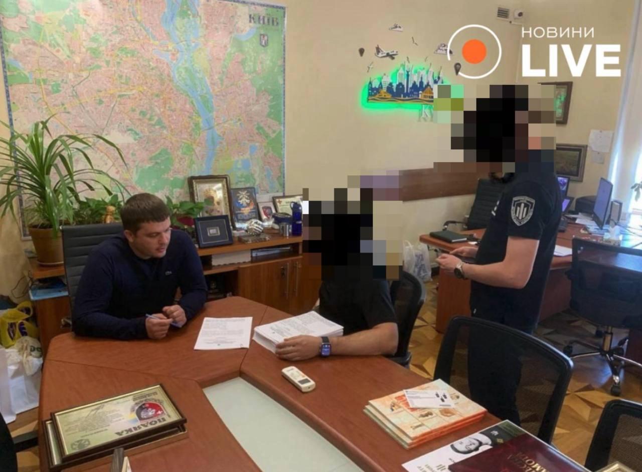 Ілюстрація до публікації «Керівник апарату виконавчого органу Київської міської ради (КМДА) Дмитро Загуменний та ексдиректор КП «АТП КМДА» Віктор Власов отримали підозри через розтрату.»