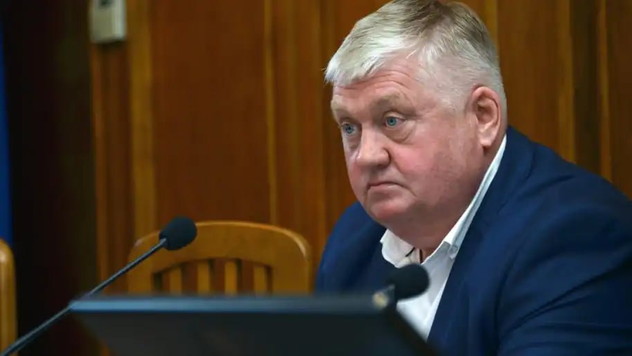 Ілюстрація до публікації «Голова Кіровоградської обласної ради Юрій Дрозд подарував сину Віталію, який працює заступником начальника в Бюро економічної безпеки, житловий будинок у Кропивницькому, а…»