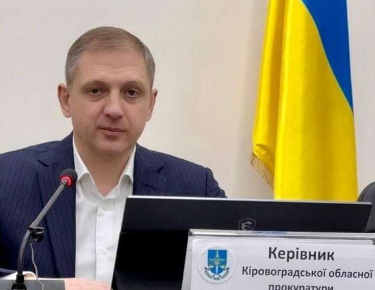Ілюстрація до публікації «Прокурор Кіровоградщини Ян Стрелюк 🔸Епічне відео 🔸"Золотий" фонд цитат 🔸Аграрна мафія 🔸Таємне майно 🔸Схема з землею Даниленка 🔸Кришування піску 🔸Футболіст від Пшонки 🔸Як Стрелюк…»