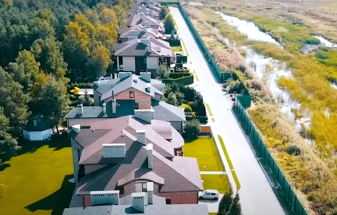 Ілюстрація до публікації «Ексголовний податковий міліціонер часів президента-втікача Андрій Головач, якому належать декілька поверхів у столичному БЦ "Арена-Сіті", де працюють call-центри, має ще декілька…»