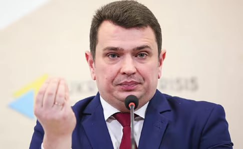 Ілюстрація до публікації «Ексдиректора НАБУ Артем Ситник заробив в ДП "Агенція оборонних закупівель" 3 млн гривень, не зробивши нічого.»