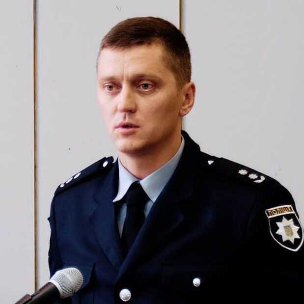 Ілюстрація до публікації «встановило, що начальник Обухівського райуправління поліції Максим Дьомін, що полюбляє русняві шоу типу "Палицейский с рубльовки" та "зетівця" Макса Фадєєва, порушував…»