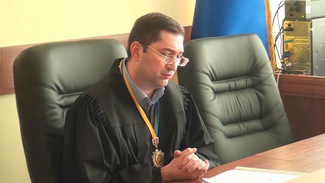 Ілюстрація до публікації «Дружина судді Шевченківського райсуду Києва Василя Волошина під час війни отримала 4 000₴ є-Підтримки, хоча не потребувала їх, бо є гривневою мільйонеркою.»