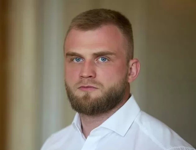 Ілюстрація до публікації «Народний депутат Артем Дмитрук (колишній член фракції «Слуга народу»), їздить на чужих авто, які не вказує у податковій звітності»