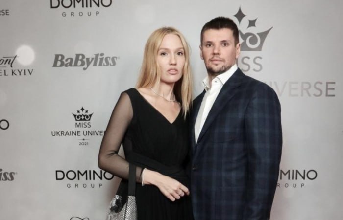 Ілюстрація до публікації «Власник бренду Domino Антон Шухнін, який нещодавно хизувався купівлею автівки за 10 тис. доларів до ГУР Міноборони, продовжує бізнес в Криму.»