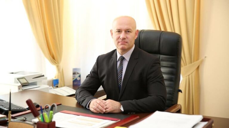 Ілюстрація до публікації «Офіційно ексочільник сервісного центру МВС Олександр Князюк володіє всього 1/3 квартири в Києві, 2⃣ ділянками у Бохониках та їздить на Lexus (2013).»