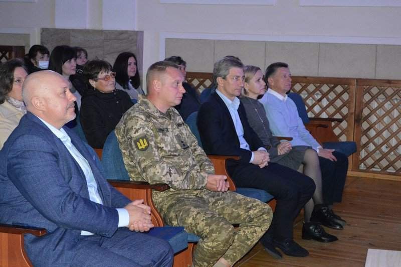 Ілюстрація до публікації «Радник Ковельського міського голови Андрій Середюк (на фото у формі) організував схему для ухилянтів.»