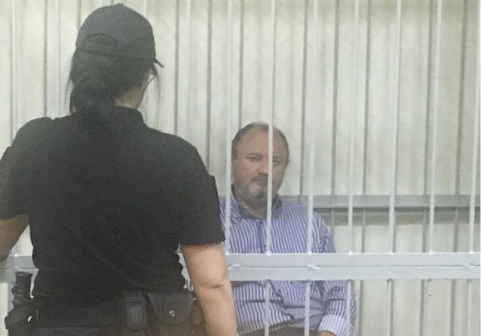 Ілюстрація до публікації «Справа против власників бренду «Гаврилівські курчата» (ТОВ «Комплекс Агромарс»), а саме подружжя Євгена та Марини Сігал, які підозрювались у грубому порушенні правил екологічної…»