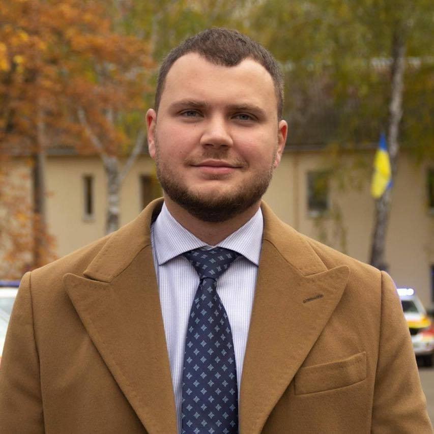 Ілюстрація до публікації «Бенефіціар корупційних схем в сервісних центрах МВС, про які ми писали вже багато, є колишній очільник структури, ексміністр інфраструктури Владислав Криклій.»
