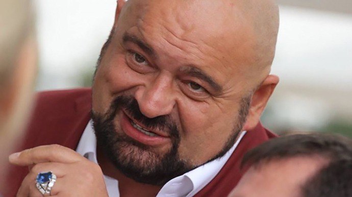 Ілюстрація до публікації «Елітне ZLO: Олігарх Микола Злочевський, якого засудили за хабарництво, скуповує елітну нерухомість у Києві за сотні мільйонів гривень. Родина ексміністра екології (він давно…»