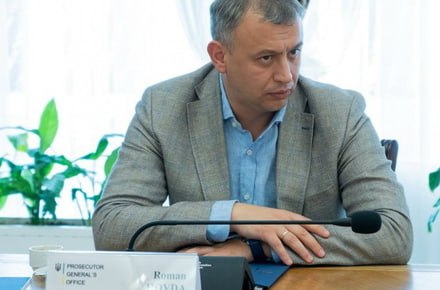 Ілюстрація до публікації «Друг Бамбізова — Рома Говда Що стосується Житомирської обласної прокуратури, де керівник Білошицький та його зами посвячують в лицарів гідних даруючи модні номери, є один з…»