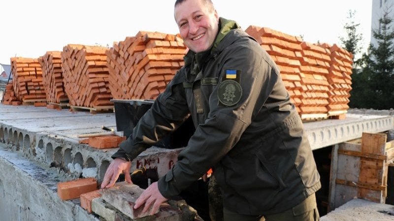 Ілюстрація до публікації «Екскомандира військової частини Нацгвардії, нинішнього першого заступника голови Золочівської РВА Михайла Кулика викрили на закупівлі армійських ліжок за завищеними цінами у…»