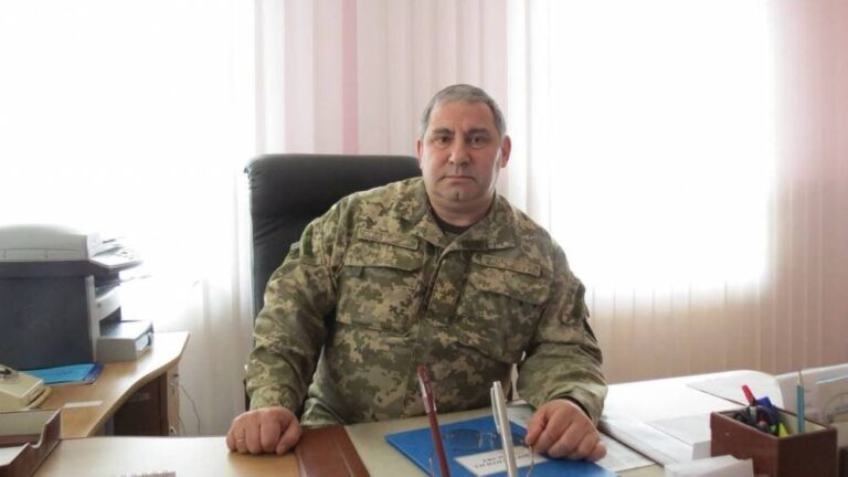 Ілюстрація до публікації «ТОП-8 рейтингу військових мародерів - вже екскерівник Самбірського військкомату Сергій Бабич, якого НАЗК обвинувачує в набутті необгрунтованих активів ховає майно Частину майна…»