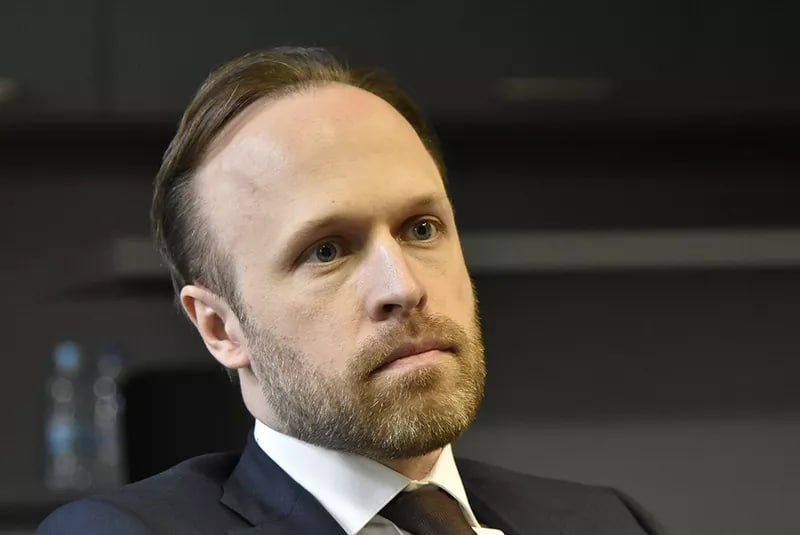 Ілюстрація до публікації «Слідство у справі «труби Медведчука» зацікавилося природою походження 800 тис. доларіів на рахунках молодшої сестри ексзаступника голови АП Олексія Філатова — Анастасії — у…»